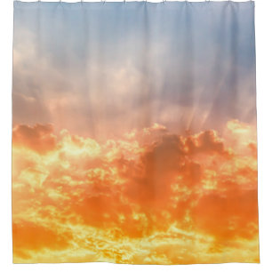 Farbenfroher Sonnenuntergang: feuchter Himmel. Duschvorhang
