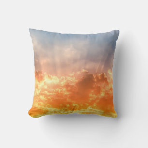 Farbenfroher Sonnenuntergang: feuchter Himmel. Kissen