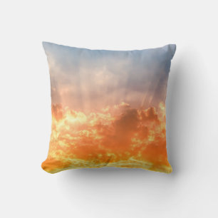Farbenfroher Sonnenuntergang: feuchter Himmel. Kissen