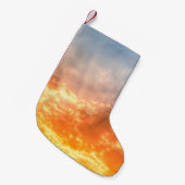 Farbenfroher Sonnenuntergang: feuchter Himmel. Kleiner Weihnachtsstrumpf (Vorderansicht (hängend))