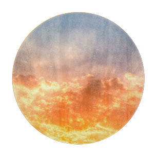 Farbenfroher Sonnenuntergang: feuchter Himmel. Schneidebrett