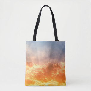 Farbenfroher Sonnenuntergang: feuchter Himmel. Tasche
