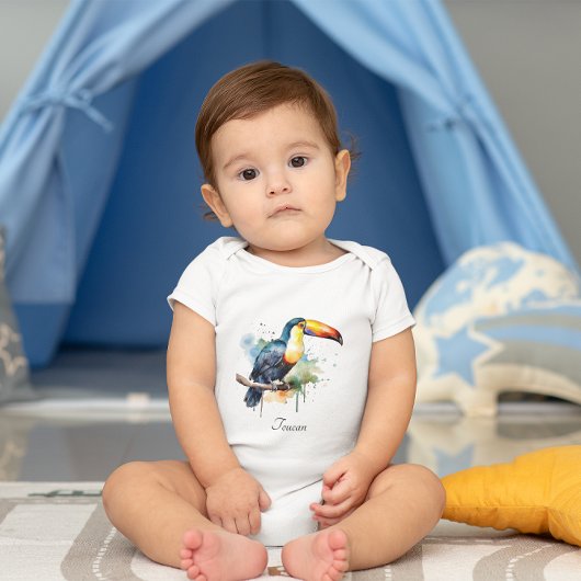 farbenfroher Toukan, der auf einem Ast sitzt Baby Strampler