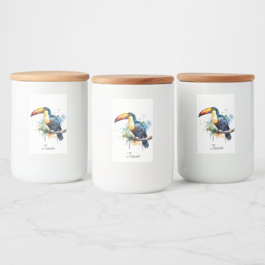 farbenfroher Toukan, der auf einem Ast sitzt Lebensmitteletikett (Flaschen)