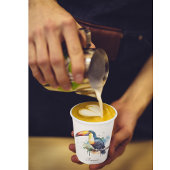 farbenfroher Toukan, der auf einem Ast sitzt Pappbecher