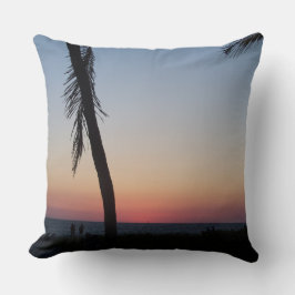 Farbenfroher tropischer Sonnenuntergang auf einem  Kissen