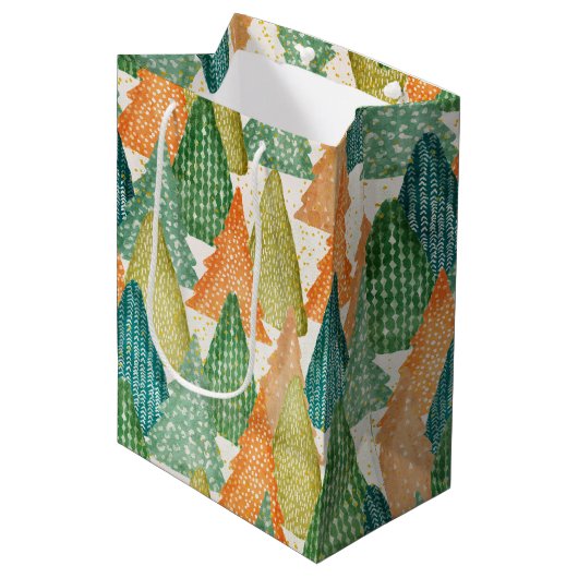 Farbenfroher Wald von Evergreen Weihnachtsbaumen Mittlere Geschenktüte (Vorderseite Schrägansicht)