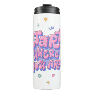 Farbenfroher Zitat-Text in Blasenlettern Thermosbecher