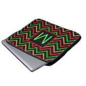Farbenfrohes Cool Chevron auf schwarzem Monogramm Laptopschutzhülle (Vorne Knopf)
