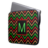 Farbenfrohes Cool Chevron auf schwarzem Monogramm Laptopschutzhülle (Vorderseite Links)