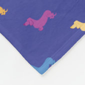 Farbenfrohes Dachshund-Muster Blau Fleecedecke (Ecke)
