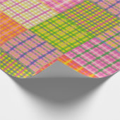 Farbenfrohes Gingham-Patchwork-Karomuster im Landh Geschenkpapier (Ecke)