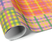 Farbenfrohes Gingham-Patchwork-Karomuster im Landh Geschenkpapier (Rolleneckpunkt)