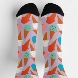 Farbenfrohes handgezeichnetes Muster eines Eiscrem Socken