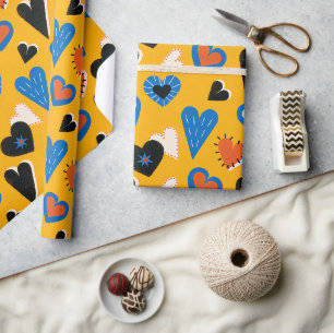 Farbenfrohes Herzen-Muster auf gelbem Hintergrund Geschenkpapier