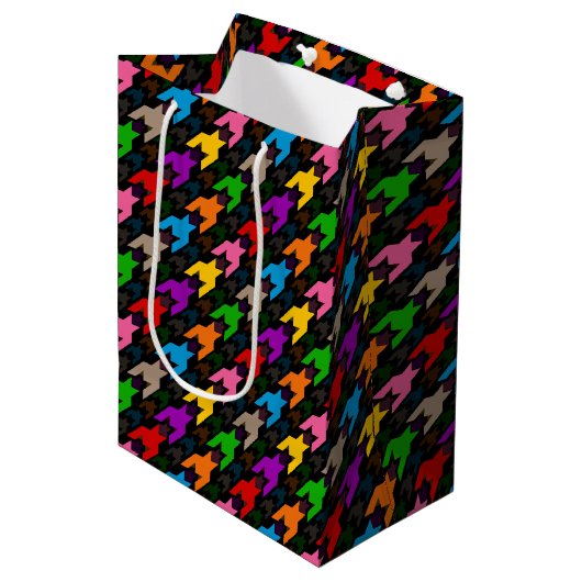 Farbenfrohes Houndstooth-Muster Schwarz Mittlere Geschenktüte (Vorderseite Schrägansicht)