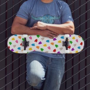Farbenfrohes Liebesherzen Musterdesign Weiß Skateboard