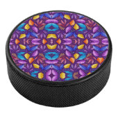 Farbenfrohes Mandala-Design auf violettem Hintergr Eishockey Puck (3/4)