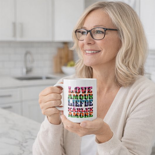 Farbenfrohes mehrsprachiges Liebes-Schriftdesign Kaffeetasse