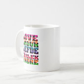 Farbenfrohes mehrsprachiges Liebes-Schriftdesign Kaffeetasse (Vorderseite Links)