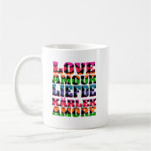 Farbenfrohes mehrsprachiges Liebes-Schriftdesign Kaffeetasse (Links)