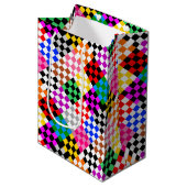 Farbenfrohes Patchwork Karomuster Design Mittlere Geschenktüte (Vorderseite Schrägansicht)