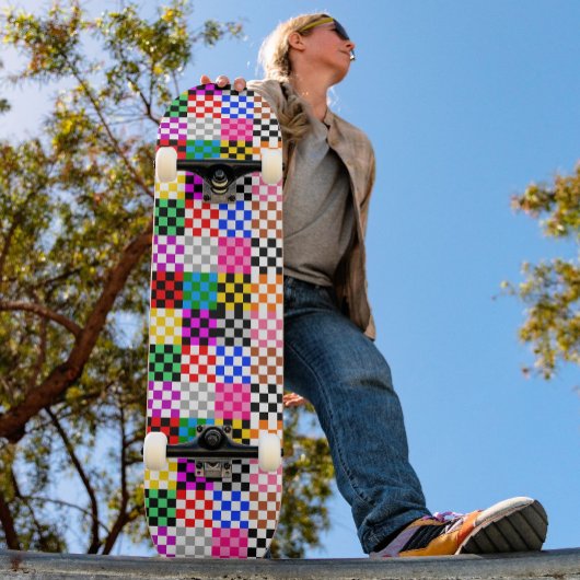 Farbenfrohes Patchwork Karomuster Design Skateboard