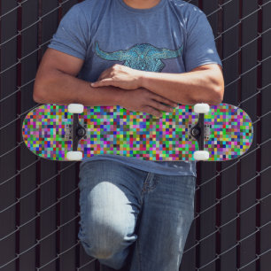 Farbenfrohes Pixelquadrat-Hintergrundmuster Skateboard