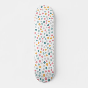Farbenfrohes Punkte-Konfetti-Muster Skateboard