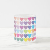 Farbenfrohes Regenbogen-Herzen-Muster Mattglastasse (Mittel)