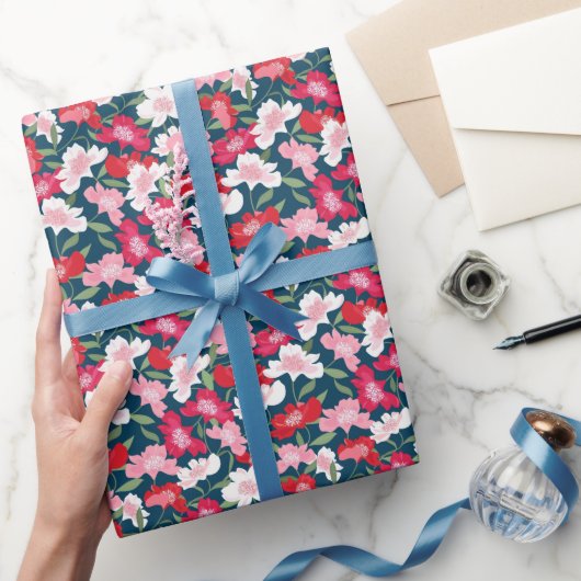 Farbenfrohes rotes Blumenmuster Blau Geschenkpapier (Schenken)