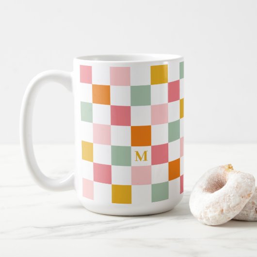 Farbenfrohes Schachbrett-Monogramm Kaffeetasse (Mit Donut)