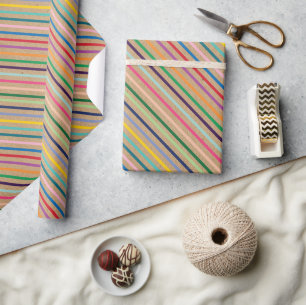 Farbenfrohes Streifenmuster auf rustikalem braunem Geschenkpapier