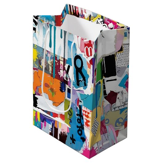 Farbenfrohes urbanes Graffiti-Muster (8) Mittlere Geschenktüte (Vorderseite Schrägansicht)
