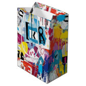 Farbenfrohes urbanes Graffiti-Muster (8) Mittlere Geschenktüte (Rückseite Schrägansicht)
