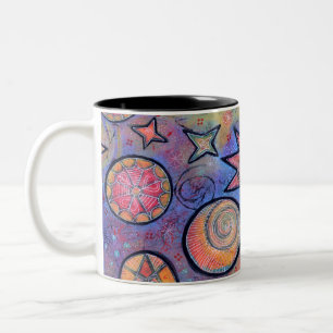 Farbenfrohes, whimsisches zelluläres Kosmos-Design Zweifarbige Tasse
