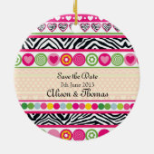 Farbenfrohes Zebra-Herzen 'Datum retten' Ornament (Hinten)