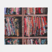 FARBENKLEIDUNG AUF RACK FLEECEDECKE (Vorderseite (Horizontal))
