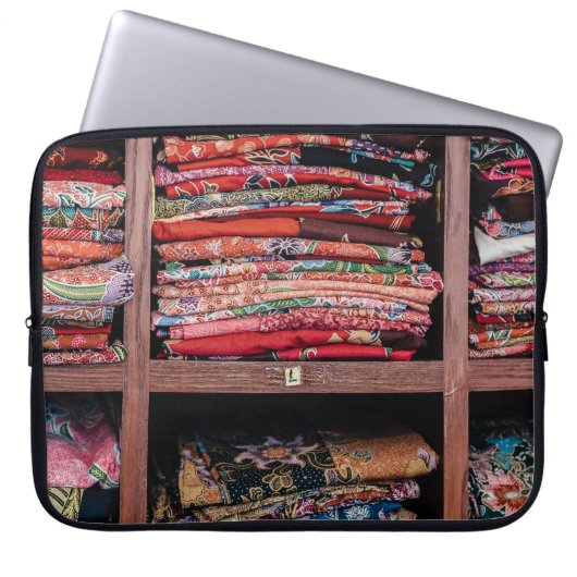 FARBENKLEIDUNG AUF RACK LAPTOPSCHUTZHÜLLE (Vorderseite)