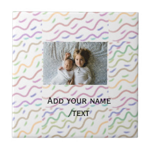 Farbfarbiges Wendelmuster fügt Fotoname hinzu Fliese