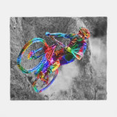 Farbfilm-Mountainbiker, der hinunter eine Spur Fleecedecke (Vorderseite (Horizontal))