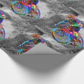 Farbfilm-Mountainbiker, der hinunter eine Spur Geschenkpapier (Ecke)