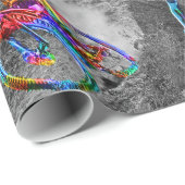 Farbfilm-Mountainbiker, der hinunter eine Spur Geschenkpapier (Rolleneckpunkt)