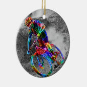 Farbfilm-Mountainbiker, der hinunter eine Spur Keramikornament (Rechts)