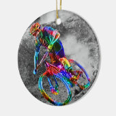 Farbfilm-Mountainbiker, der hinunter eine Spur Keramikornament (Links)