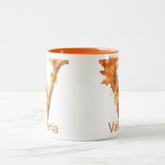 Farbflorale Herbstleaves Letter V Monogramm Zweifarbige Tasse (Mittel)