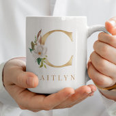 Farbflorale und goldene Buchstaben C Monogramm Kaffeetasse