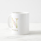 Farbflorale und goldene Buchstaben E Monogramm Kaffeetasse (Vorderseite Links)