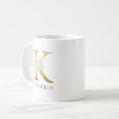 Farbflorale und goldene Buchstaben K Monogramm Kaffeetasse (Vorderseite Links)