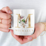 Farbflorale und goldene Buchstaben M Monogramm Kaffeetasse<br><div class="desc">Eine personalisierte Kaffee-Tasse mit einem Imitat Goldbrief "M" Monogramm,  mit dekorativen Aquarellbildern,  Blumen- und Blattbildern. Einfach mit Ihrem Namen anpassen oder ein einzigartiges Geschenk für Ihre Lieben schaffen.</div>